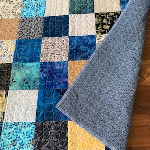 Quilt mit lustigen eklektischen Stoffen, Schoßquilt. Patchworkdecke. Gesteppter Überwurf. One of a Art- handmade-50 “x60”