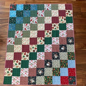 Couette de Noël, combinaison classique, cottage, traditionnelle et vintage. Bonhommes de neige, cartons rouges et plus. Unique en son genre, fait main 50 x 60 po.
