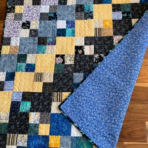 Scrappy, Patchwork, Quilt mit schönen Stoffen und einem Hauch von metallischem Stoff. Einzelstück- Bettaufleger, handmade-50”x60”
