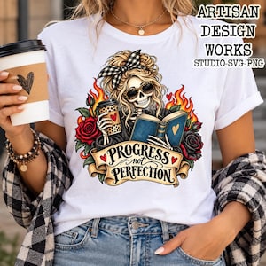 Può includere: Una t-shirt bianca con la grafica di uno scheletro che indossa un fiocco a quadri e occhiali da sole, che tiene in mano una tazza di caffè e un libro. Il design include rose rosse e nere, fiamme e un banner con il testo Progress not perfection.