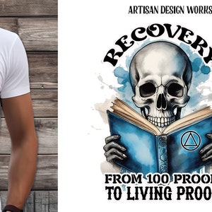 Puede incluir: Una camiseta blanca con una ilustración azul y blanca de una calavera leyendo un libro con el texto "RECOVERY FROM 100 PROOF TO LIVING PROOF".