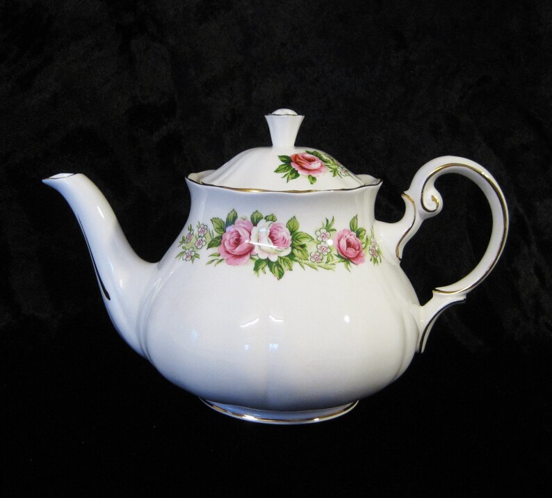 Colclough Enchantment 4-Cup Teapot Pink Rose Decoration image 0