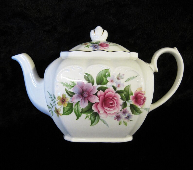 Sadler 4-Cup Cube Teapot Pink and Lilac Floral Decoration image 0