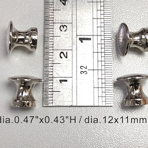 Könnte beinhalten: Vier silberfarbene Metallknöpfe mit abgerundeter Oberseite und zylindrischem Fuß. Die Knöpfe haben einen Durchmesser von 12 mm und eine Höhe von 11 mm. Der Text "dia. 0.47" x 0.43" H / dia. 12x11 mmH" ist unter den Knöpfen sichtbar.