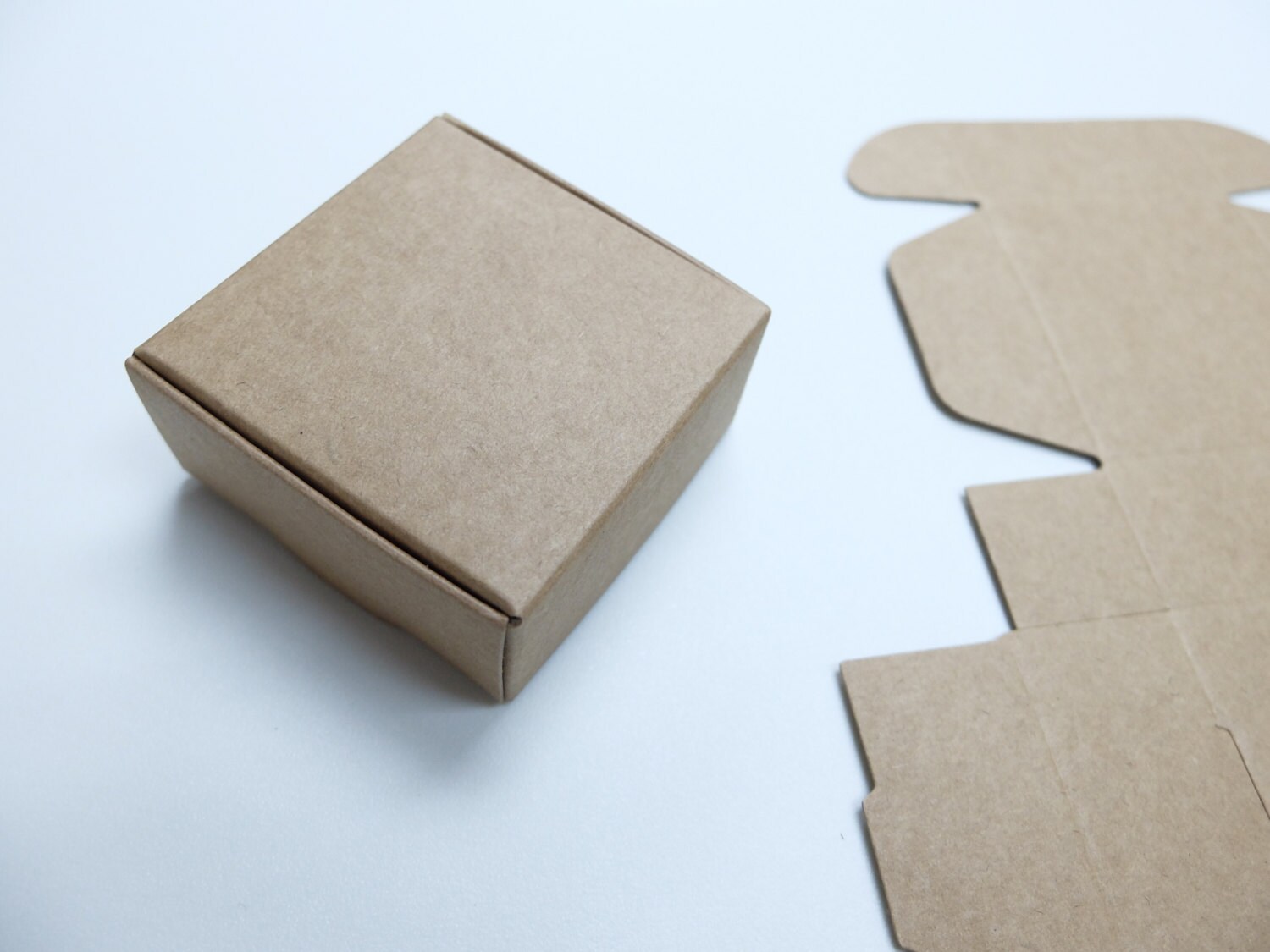 Cajas de regalo pequeñas de color marrón de 2.16 x 2.16 x 0.98 pulgadas,  100 cajas pequeñas para regalos, cajas de cartón para regalos, cajas de