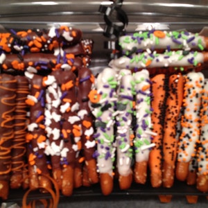 Halloween Mini Chocolate/Vanilla Dipped Pretzels in a Box 60pc image 4