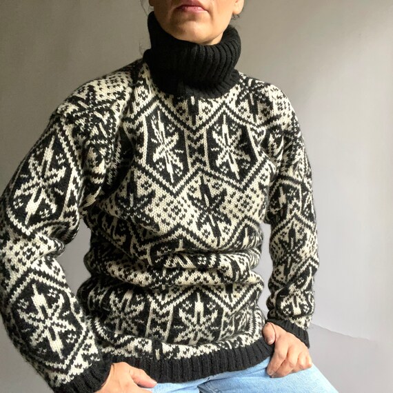 Vintage Gap Black and White Snowflake 
