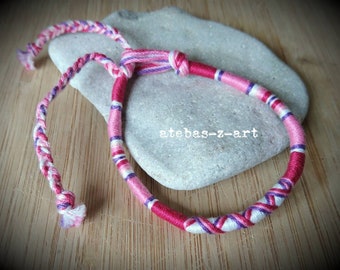 Low bracelet in pink tones