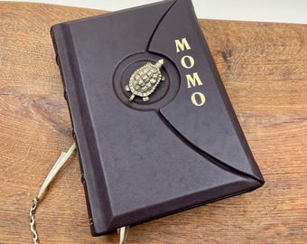 Momo | Encuadernación artesanal en cuero, pieza única | Cierre magnético y tortuga de latón "Casiopea" | Un clásico de la literatura infantil