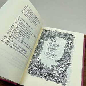 Puede incluir: Un libro abierto con el t&iacute;tulo "Pippi in der Villa Kunterbunt" en un marco decorativo. La p&aacute;gina presenta ilustraciones y texto en blanco y negro, con una cubierta rosa visible en el lado derecho. El libro est&aacute; en alem&aacute;n.
