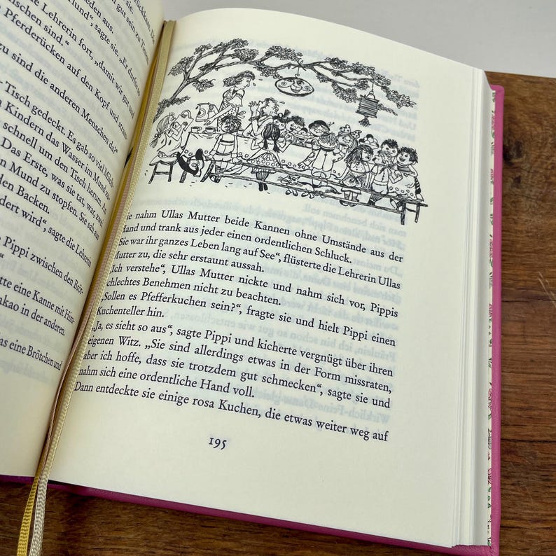 Puede incluir: Un libro abierto con una cubierta rosa, con una ilustraci&oacute;n en blanco y negro de ni&ntilde;os en una mesa bajo un &aacute;rbol. El texto en alem&aacute;n es visible en las p&aacute;ginas, junto con el n&uacute;mero de p&aacute;gina 195.