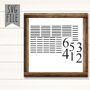 Op de afbeelding: Een ingelijste print met een witte achtergrond en zwarte horizontale lijnen in een patroon. Zwarte cijfers 1 tot en met 6 aan de rechterkant. De tekst "SVG FILE" staat in de linkerbovenhoek.
