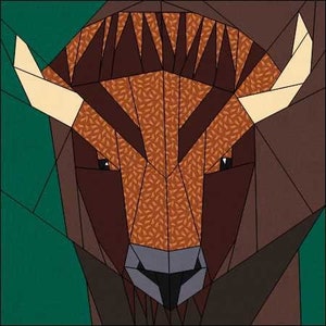 Op de afbeelding: Een geometrisch papieren kunstwerk van een bruine bizon met een witte achtergrond. De kop van de bizon is naar voren gericht met zijn hoorns die omhoog en naar buiten wijzen. De ogen van de bizon zijn zwart en zijn neus is grijs.