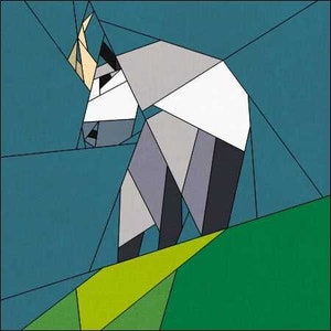 Peut inclure: Une impression d'art abstrait géométrique d'un animal blanc et gris avec une corne jaune, debout sur un champ vert et jaune sur un fond bleu sarcelle.