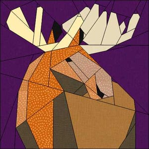 Può includere: Illustrazione geometrica di una testa di alce con corna. Il design presenta un motivo a mosaico con colori arancione, marrone e crema su uno sfondo viola. L'opera è delineata con linee nere.
