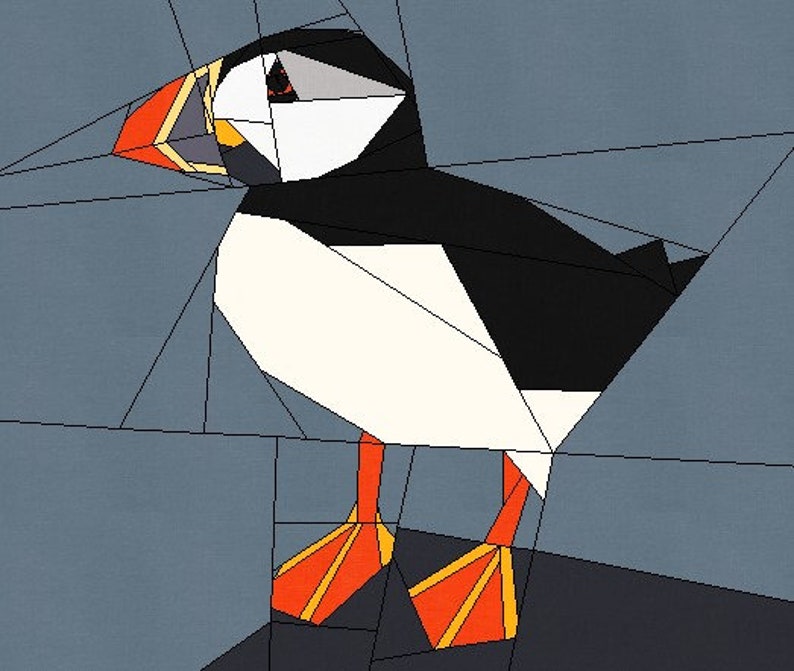 Puede incluir: Una ilustraci&oacute;n geom&eacute;trica colorida de un frailecillo con cuerpo blanco y negro, pico naranja y patas naranjas. El frailecillo est&aacute; de pie sobre una superficie gris oscuro.