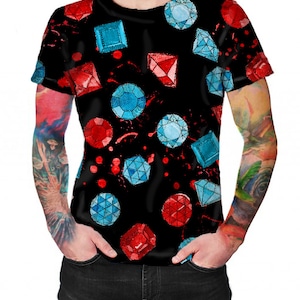 Op de afbeelding: Zwart T-shirt met een print van rode en blauwe edelstenen. De edelstenen zijn over het shirt verspreid en hebben een aquareleffect.