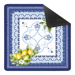 K&ouml;nnte beinhalten: Eine blau-wei&szlig;e dekorative Matte mit einem Zitronen- und Blumendesign. Die Matte hat einen Rand mit einem sich wiederholenden Muster und ein zentrales Design mit Zitronen, Bl&auml;ttern und Blumen. Die Unterseite der Matte ist schwarz.
