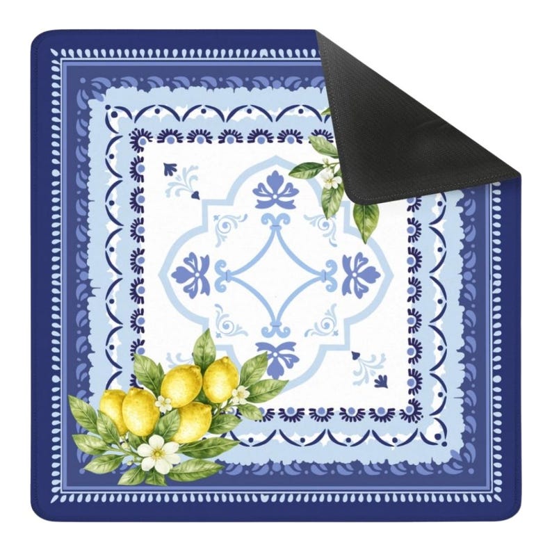 K&ouml;nnte beinhalten: Eine blau-wei&szlig;e dekorative Matte mit einem Zitronen- und Blumendesign. Die Matte hat einen Rand mit einem sich wiederholenden Muster und ein zentrales Design mit Zitronen, Bl&auml;ttern und Blumen. Die Unterseite der Matte ist schwarz.