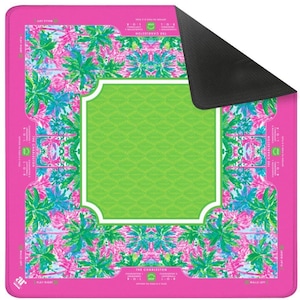 Pode incluir: Um tapete retangular rosa com um design central verde e branco. O tapete apresenta um padr&atilde;o floral em rosa, azul e verde. O texto "THE CHARLESTON" &eacute; vis&iacute;vel no tapete.