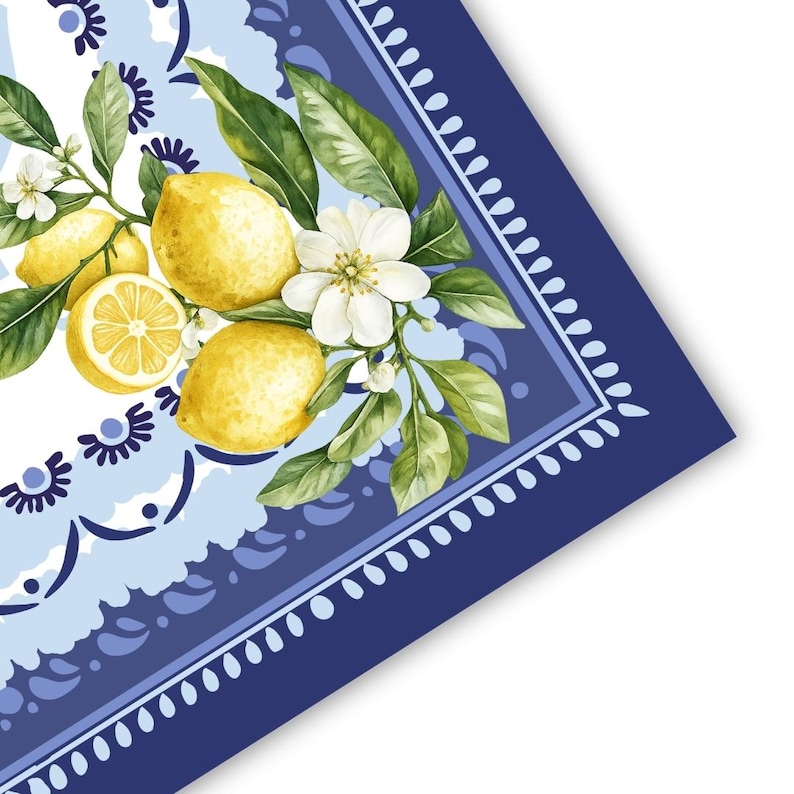 K&ouml;nnte beinhalten: Ein quadratischer Stoff mit einem Aquarelldesign mit Zitronen, wei&szlig;en Bl&uuml;ten und gr&uuml;nen Bl&auml;ttern. Der Rand ist dunkelblau mit einem wei&szlig;en Punktmuster, und der Hintergrund ist hellblau und wei&szlig;.