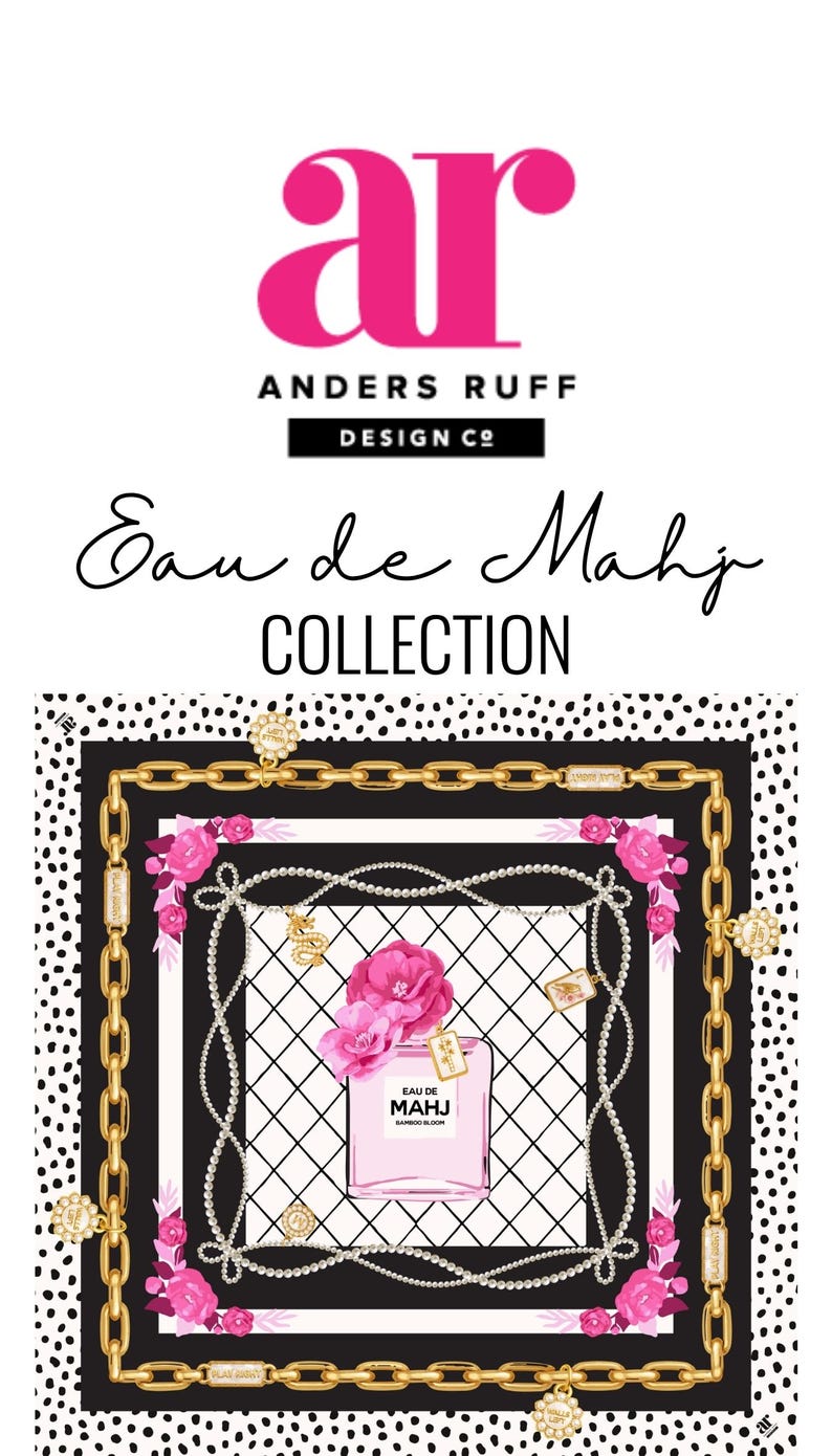 Op de afbeelding: Een sjaalontwerp met een parfumfles en de tekst "EAU DE MAHJ COLLECTION". Het ontwerp bevat roze bloemen, gouden kettingen en een zwart-witte stippenrand. De merknaam "Anders Ruff" is ook zichtbaar.