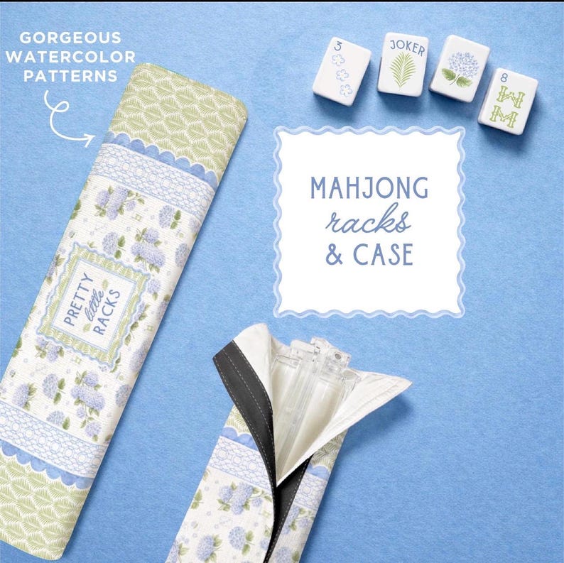 K&ouml;nnte beinhalten: Ein Mahjong-Rack- und Etui-Set mit einem Aquarell-Blumenmuster in Blau- und Gr&uuml;nt&ouml;nen. Das Etui ist ge&ouml;ffnet und zeigt die transparenten Racks im Inneren. Der Text "MAHJONG racks & CASE" wird zusammen mit dem Text "PRETTY little RACKS" angezeigt.