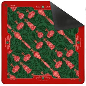 Pode incluir: Um tapete quadrado com um padr&atilde;o verde e vermelho com um design repetido de objetos vermelhos e folhas de samambaia. O tapete tem uma borda vermelha com o texto "THE CHARLESTON" e "PLAY RIGHT".