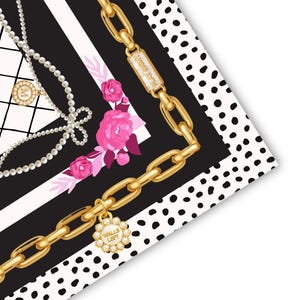 Op de afbeelding: Een decoratieve sjaal met een zwart-wit gestreept en polkadot patroon. De sjaal heeft een gouden kettingontwerp met een hanger, roze rozen en een parelketting. De woorden "PLAY RIGHT" en "WALLS LEFT" zijn zichtbaar.