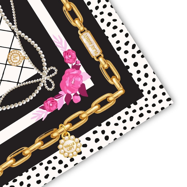 Op de afbeelding: Een decoratieve sjaal met een zwart-wit gestreept en polkadot patroon. De sjaal heeft een gouden kettingontwerp met een hanger, roze rozen en een parelketting. De woorden "PLAY RIGHT" en "WALLS LEFT" zijn zichtbaar.