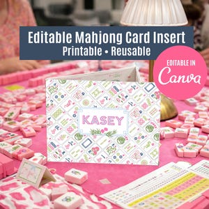 Op de afbeelding: Een gepersonaliseerde Mahjong-kaartinzet met een witte achtergrond en een herhalend patroon van Mahjong-tegels in groen, roze en blauw. De inzet toont de naam "Kasey" in een roze kader. De tekst "Editable Mahjong Card Insert Printable • Reusable" wordt weergegeven.