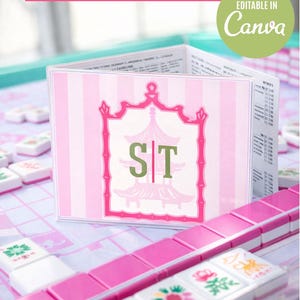 Könnte beinhalten: Ein rosa-weiß gestreifter Mahjong-Karteneinsatz mit einem dekorativen Rahmen und den Buchstaben "SIT". Das Bild enthält Mahjong-Steine und den Text "Editable Mahjong Card Insert Printable Reusable".