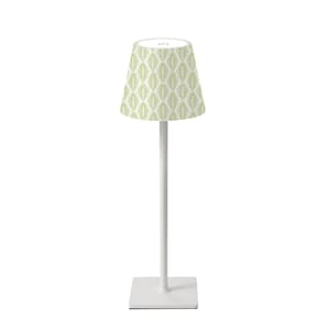 K&ouml;nnte beinhalten: Eine wei&szlig;e Tischlampe mit quadratischem Sockel und schlankem Stiel. Der Lampenschirm hat ein hellgr&uuml;nes und wei&szlig;es Farnmuster. Die Lampe ist f&uuml;r den Innenbereich konzipiert und hat eine moderne &Auml;sthetik.