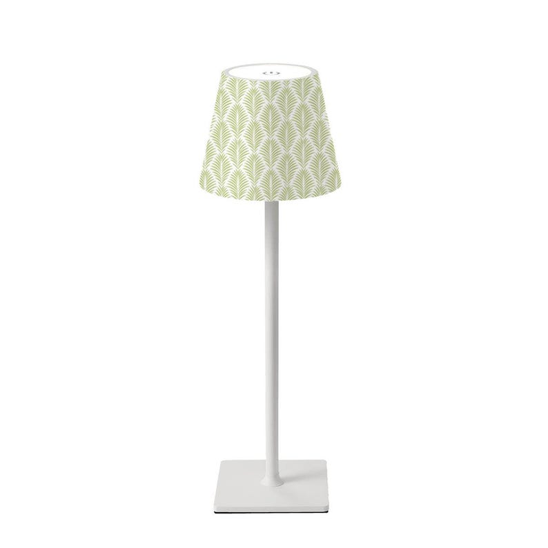 K&ouml;nnte beinhalten: Eine wei&szlig;e Tischlampe mit quadratischem Sockel und schlankem Stiel. Der Lampenschirm hat ein hellgr&uuml;nes und wei&szlig;es Farnmuster. Die Lampe ist f&uuml;r den Innenbereich konzipiert und hat eine moderne &Auml;sthetik.