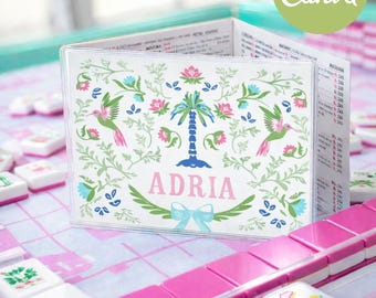 Può includere: Inserto per carte Mahjong personalizzato con il nome "Adria" in rosa, circondato da illustrazioni floreali e colibrì. L'inserto è all'interno di una custodia trasparente, con tessere Mahjong rosa e bianche in primo piano. Il testo in alto recita "Inserto per carte Mahjong modificabile Stampabile Riutilizzabile".
