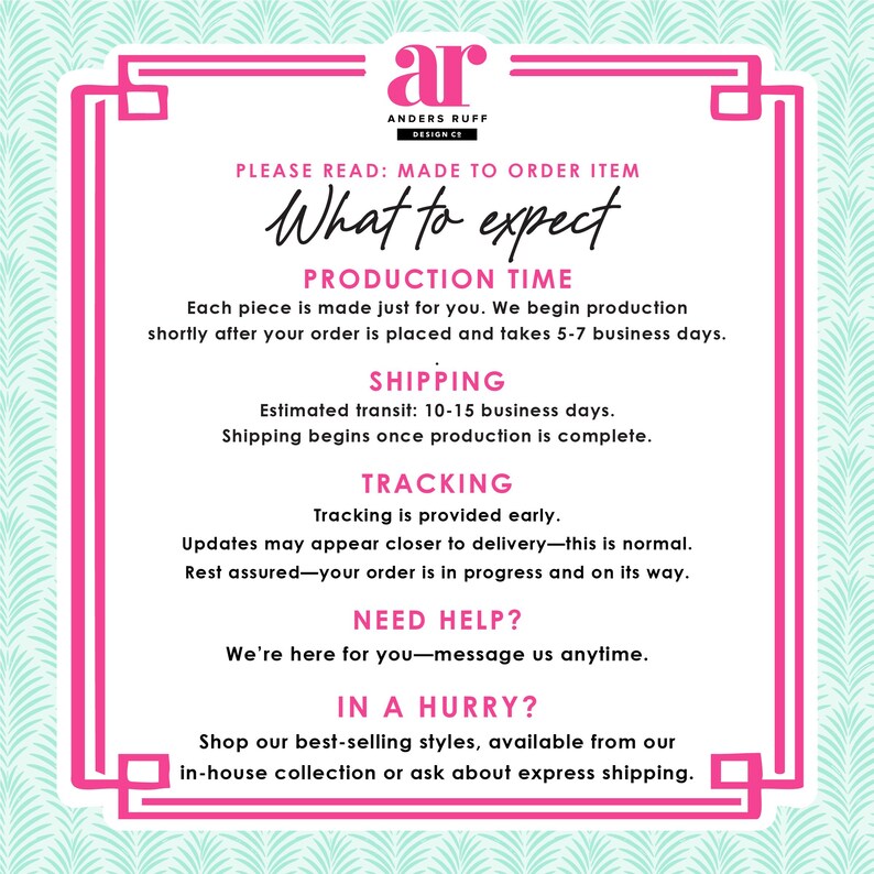 Pode incluir: Gr&aacute;fico emoldurado em rosa e branco com o texto "What to expect" e informa&ccedil;&otilde;es sobre tempo de produ&ccedil;&atilde;o, envio e rastreamento. O logotipo da Anders Ruff Design Co. est&aacute; no topo.