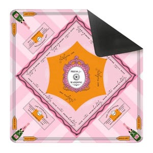 Pu&ograve; includere: Tappetino da gioco Mahjong rosa e arancione con un angolo nero. Il tappetino presenta testo e grafica di bottiglie di champagne, le parole "Press for Mahjong" e "Save water, drink bubbly".