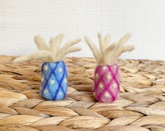 Piña de bolsillo rosa o azul de fieltro con aguja, adorno, llavero, revelación de género, hecho a mano - HECHO A PEDIDO
