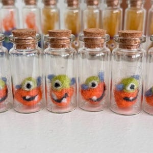 Monstruo en un frasco de fieltro con aguja; Fantasma en un frasco; Extraterrestre en un frasco; Hecho a mano - HECHO A PEDIDO Citrine Curio