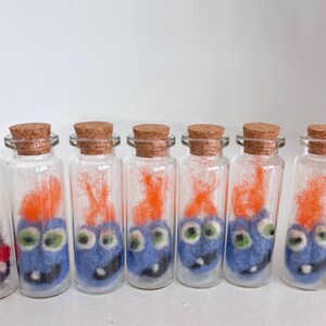 Monstruo en un frasco de fieltro con aguja; Fantasma en un frasco; Extraterrestre en un frasco; Hecho a mano - HECHO A PEDIDO Blueberry Boo