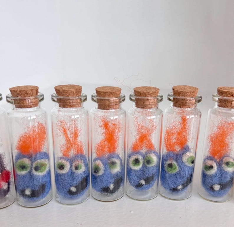 Monstruo en un frasco de fieltro con aguja; Fantasma en un frasco; Extraterrestre en un frasco; Hecho a mano - HECHO A PEDIDO Blueberry Boo