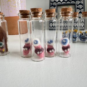 Monstruo en un frasco de fieltro con aguja; Fantasma en un frasco; Extraterrestre en un frasco; Hecho a mano - HECHO A PEDIDO Toofus McBlush