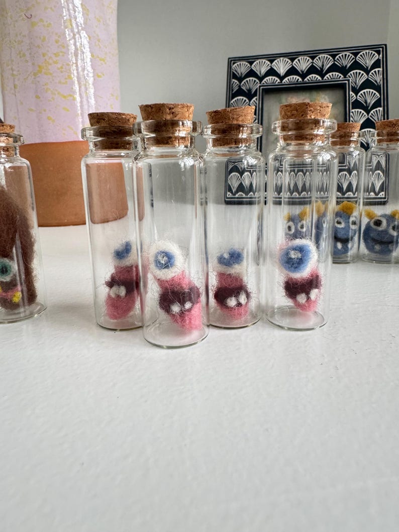 Monstruo en un frasco de fieltro con aguja; Fantasma en un frasco; Extraterrestre en un frasco; Hecho a mano - HECHO A PEDIDO Toofus McBlush