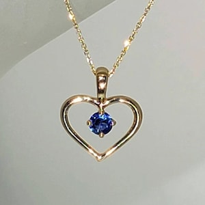 14K Gelbgold Herzförmiger Anhänger besetzt mit einem runden facettierten natürlichen Saphir