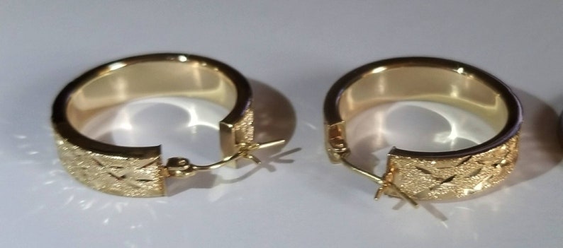 Casual Latch Clip Fastener Business Dress 14K Yellow Gold Hoop Style Earrings Accented with a Diamond Cut Design and Sparkly Finish