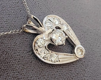 Colgante en forma de corazón de diamantes de oro blanco de 14 quilates en una cadena colgante de oro de 14 quilates