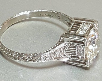 Antique Platinum Diamond Ring. Gorgeous Diamond Ring in Excellent Condition