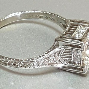 Antique Platinum Diamond Ring. Gorgeous Diamond Ring in Excellent Condition