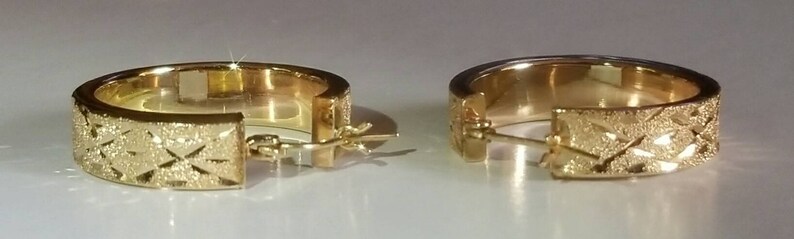 Casual Latch Clip Fastener Business Dress 14K Yellow Gold Hoop Style Earrings Accented with a Diamond Cut Design and Sparkly Finish