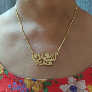 Paz con paloma símbolo de paz - Salaam en caligrafía árabe Collar hecho a mano chapado en oro de 22 quilates regalo para alguien que amas